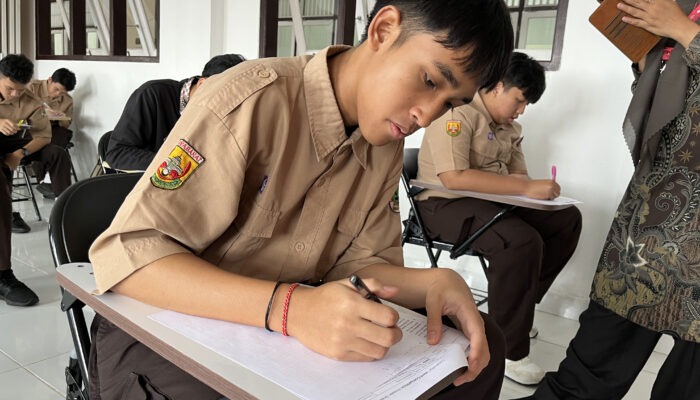 Ujian beasiswa Constructor University yang digelar di Aula SMK-IT As-Syifa