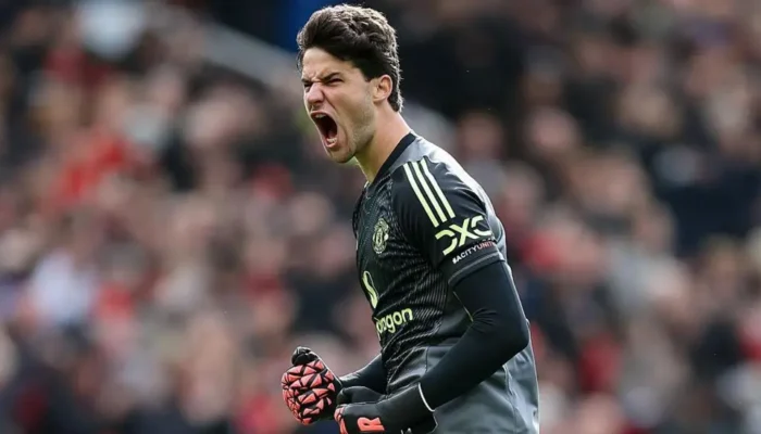 Penjaga gawang muda Senne Lammens