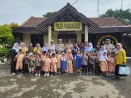 Polsek Pusakanagara Ajak Anak PAUD Cempaka 3 Mengenal Kepolisian dan Menanamkan Disiplin Sejak Dini
