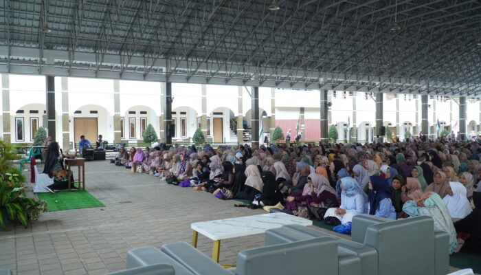 1.300 Muslimah Ramaikan Hari Kedua Pesantren Ummahat ke-22 1.300 Muslimah Ramaikan Hari Kedua Pesantren Ummahat ke-22