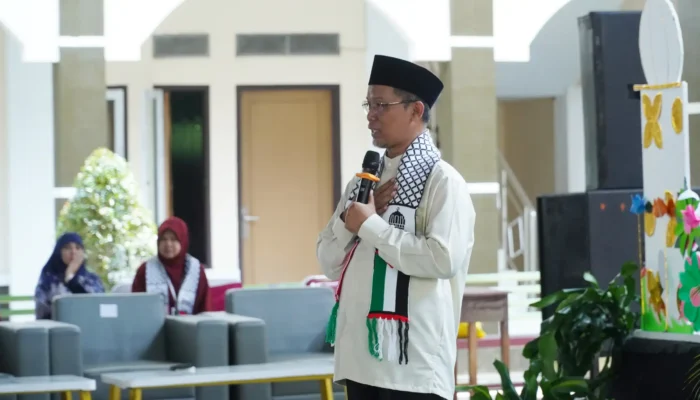 Sesi materi, Ustadz T. Munandar Hilmi menyampaikan kajian bertajuk “Tetanggaku, Keluarga Terdekatku”