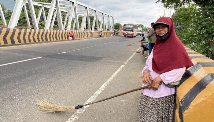 Tumirah menegaskan kesiapan dirinya menjadi penyapu duit di Jembatan Sewo