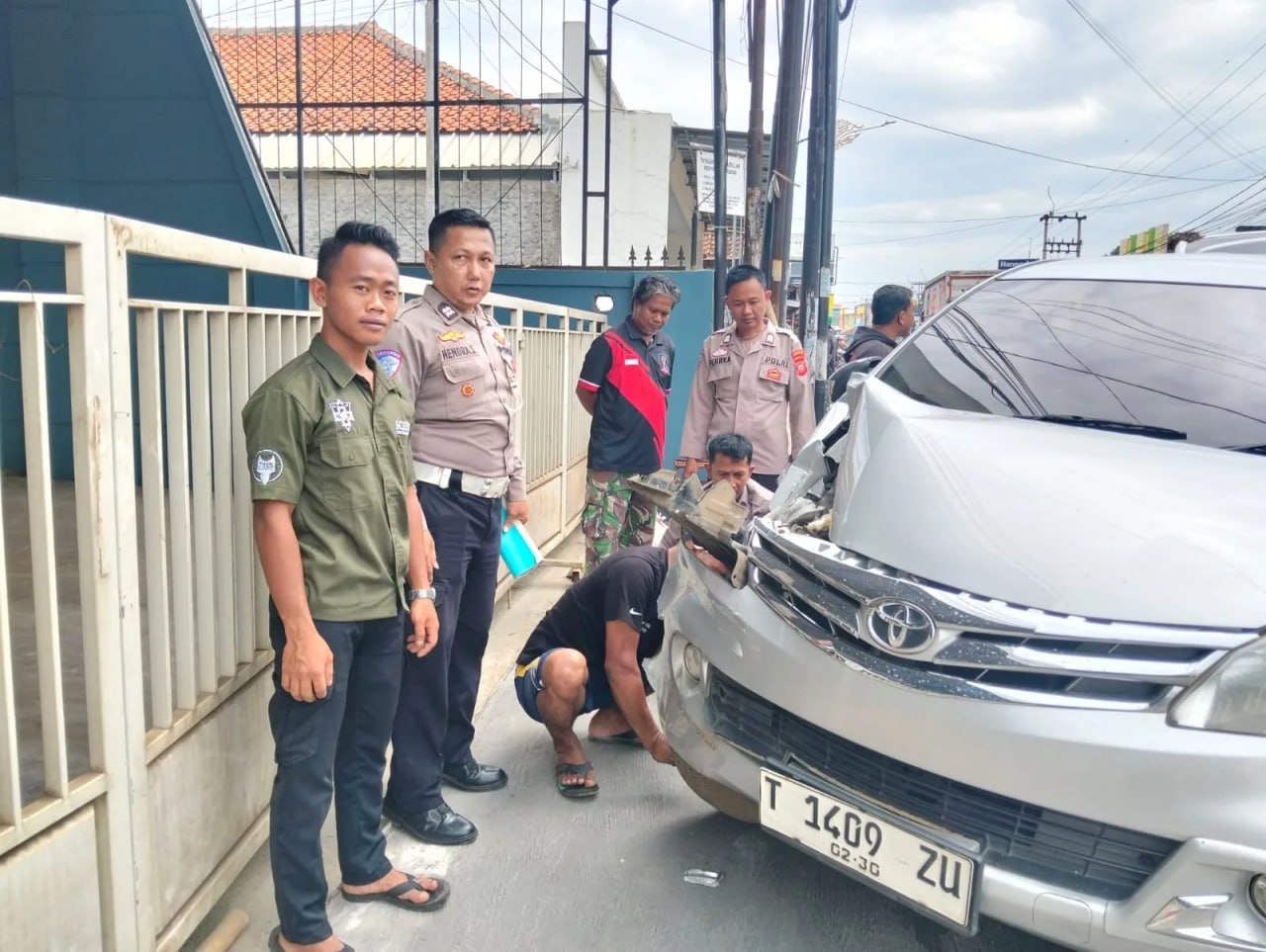 Usai Cuci Darah, Pengemudi Avanza Tabrak Truk di Pagaden Subang