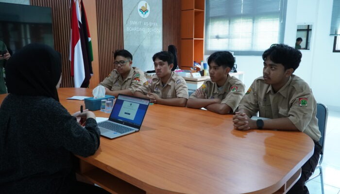  Para santri mendapatkan pendampingan mulai dari sosialisasi perguruan tinggi tujuan hingga bimbingan teknis dalam pengisian aplikasi. 