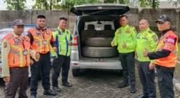 Diduga Curi Ban Serep Truk, Mobil APV Dikejar PJR di Tol Cipali