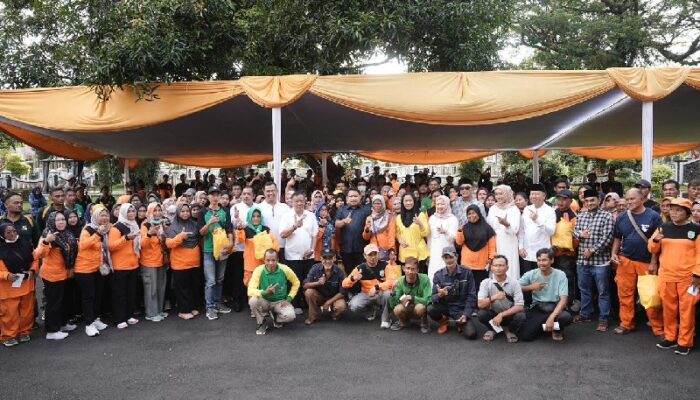 Kang Rey Beri Kadeudeuh untuk Ratusan Petugas Kebersihan Subang