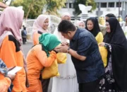 Apresiasi Jelang Lebaran, Kang Rey Beri Kadeudeuh untuk Ratusan Petugas Kebersihan Subang