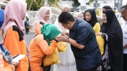 Apresiasi Jelang Lebaran, Kang Rey Beri Kadeudeuh untuk Ratusan Petugas Kebersihan Subang