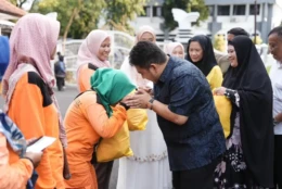 Apresiasi Jelang Lebaran, Kang Rey Beri Kadeudeuh untuk Ratusan Petugas Kebersihan Subang