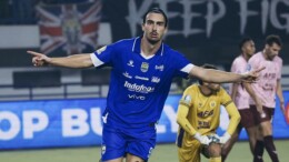Persib Kukuhkan Puncak Klasemen Usai Tundukkan Persik 3-0 di GBLA