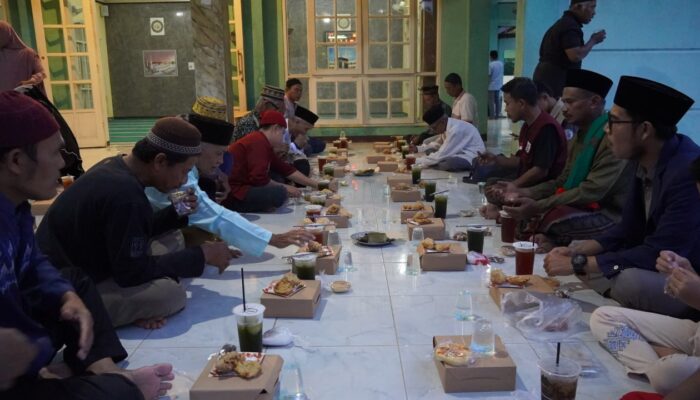 Ifthar Jama'i Berbagi Peduli Di Masjid Al Barokah, Desa Parigimulya, Kec. Cipunagara