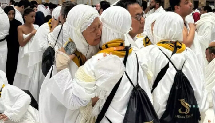 Pemerintah Indonesia, pemerintah Arab Saudi, serta penyelenggara perjalanan umrah dapat memberikan informasi yang transparan terkait kondisi jamaah