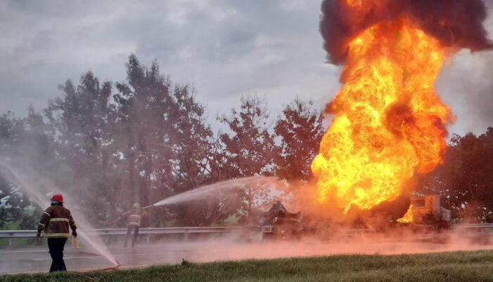 Bus Pariwisata Terbakar di Tol Cipali Km 95 Subang, Diduga Akibat Korsleting Listrik