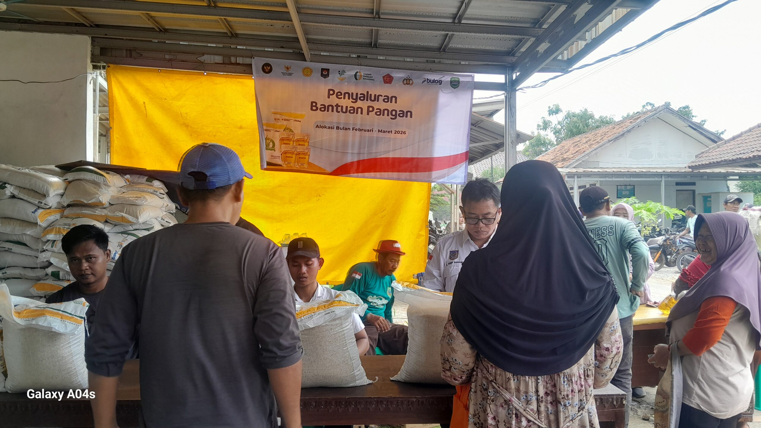 Bantuan Pangan Mengalir ke Rancaudik, Sinergi Bulog dan Pemdes Berbuah Nyata