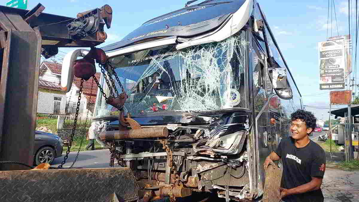 Tabrakan Brio dan Bus di Ciamis, Evakuasi Cepat Selamatkan Pengemudi