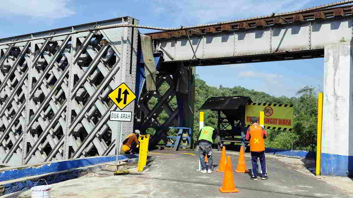 Jembatan Cirahong Berbenah, Akses Vital Kini Lebih Nyaman dan Tertib
