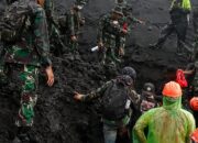 Erupsi Gunung Dukono Saat Pendakian Berlangsung, Tim SAR Berjibaku Selamatkan Pendaki di Tengah Letusan