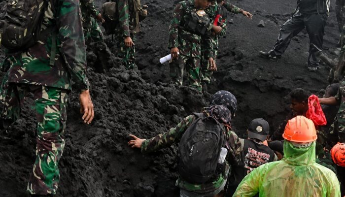 Erupsi Gunung Dukono Saat Pendakian Berlangsung, Tim SAR Berjibaku Selamatkan Pendaki di Tengah Letusan