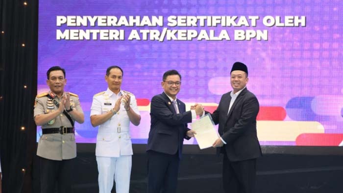 Menteri Nusron Serahkan Sertipikat Aset Lemhannas RI, Tegaskan Pentingnya Perlindungan Tanah Negara