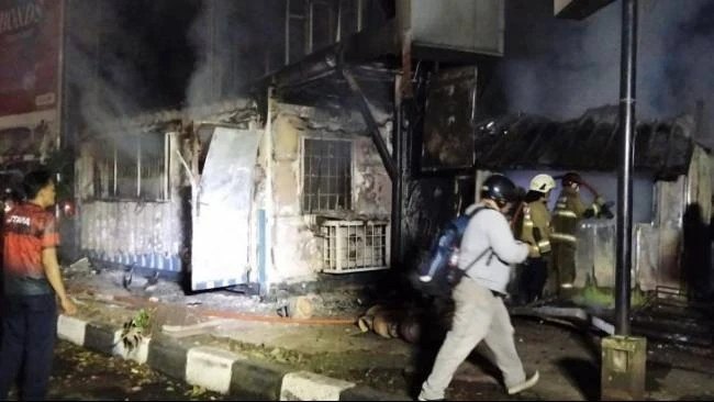 Demo May Day Berakhir Ricuh, Polisi Amankan Massa Berpakaian Serba Hitam