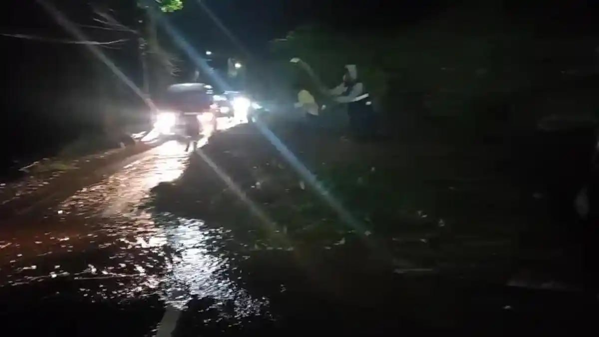 Jalan Raya Garut-Tasikmalaya di Salawu Tertimbun Longsor, Petugas Terapkan Buka Tutup Jalur