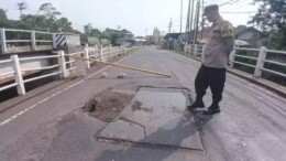 Jembatan Dua Cijoged Subang Terancam Ambruk