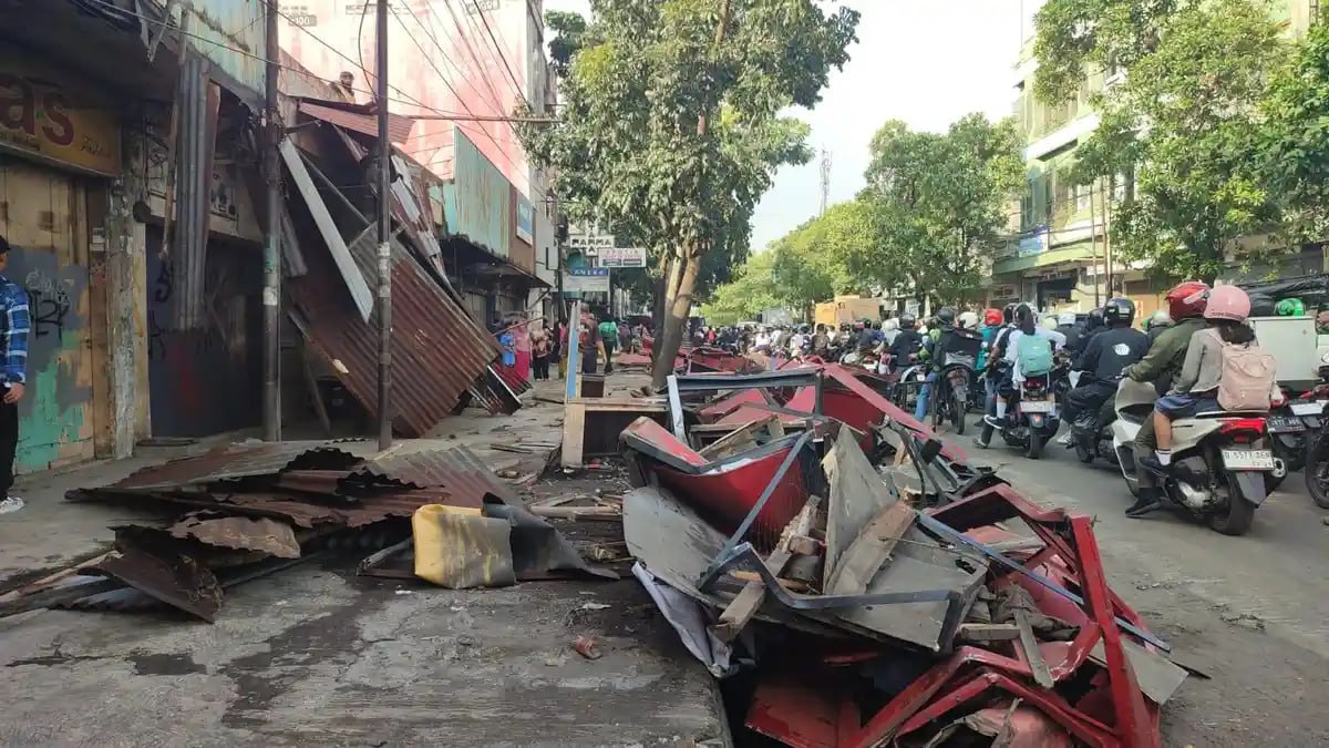 Kios PKL Cicadas Bandung Dibongkar demi Jalur BRT, Farhan Janji Carikan Solusi