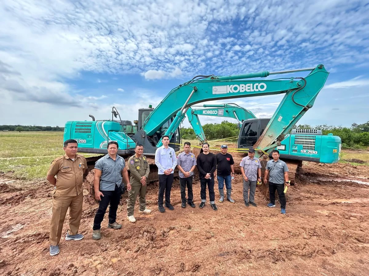 Galian Tanah Merah di Patokbeusi Ditutup, Excavator Dipasang Garis Polisi