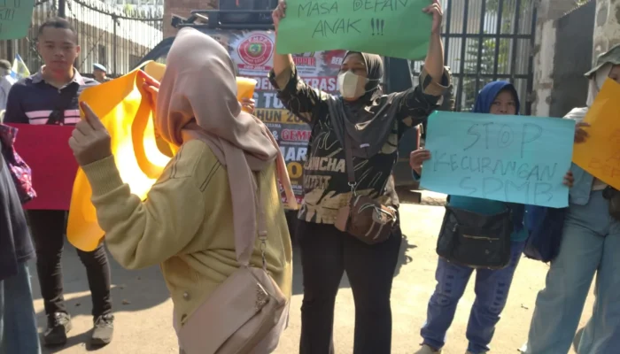 Emak-Emak dan Mahasiswa Sampaikan Aspirasi di DPRD Jabar, Soroti PCMB 2026 hingga Kenaikan BBM