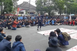 Mahasiswa Geruduk DPRD Jabar, Tuntut Penghentian Pemborosan Anggaran