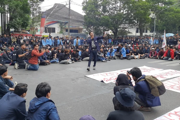 Mahasiswa Geruduk DPRD Jabar, Tuntut Penghentian Pemborosan Anggaran