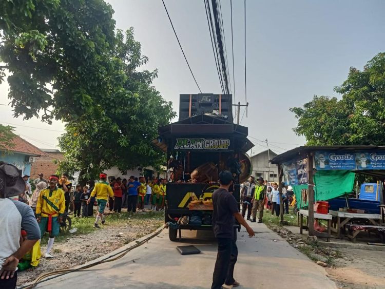 Tiga Kru Sisingaan Asal Subang Meninggal Tersengat Listrik, KDM Berikan Santunan