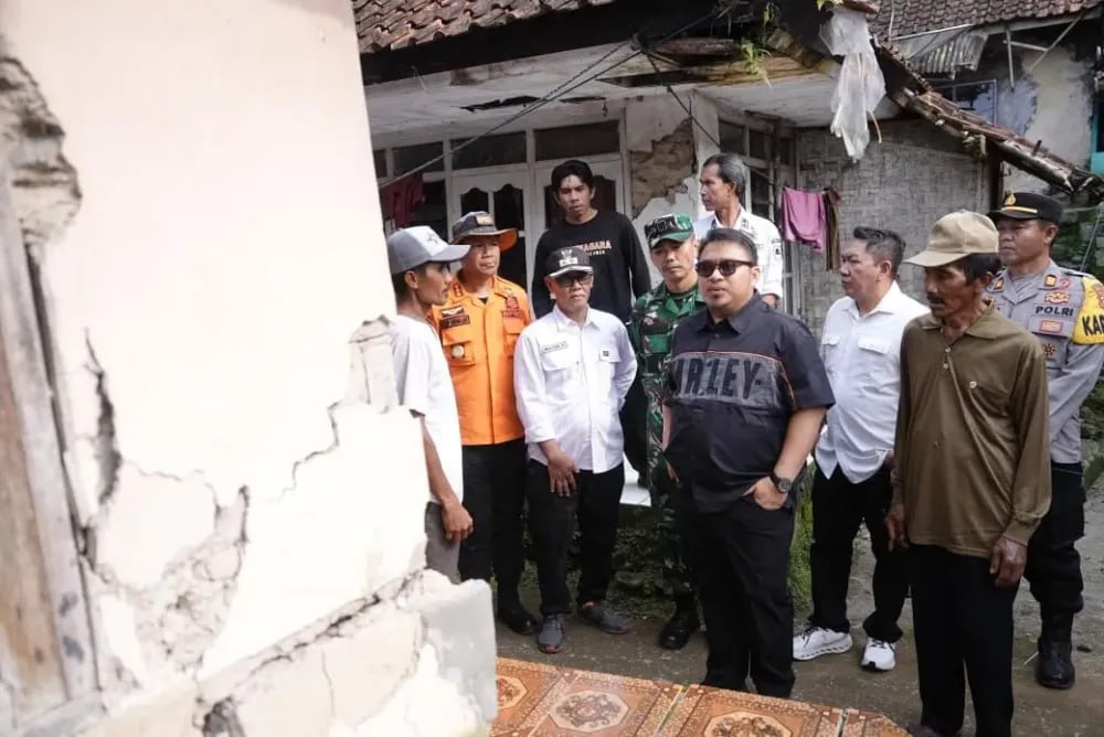Bupati Subang Tinjau Lokasi Tanah Bergerak, Pertimbangkan Rumah Panggung atau Relokasi