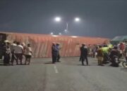 Truk Muatan Limbah Kertas Terguling di Flyover Kranji, Arus Lalu Lintas Tersendat