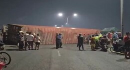 Truk Muatan Limbah Kertas Terguling di Flyover Kranji, Arus Lalu Lintas Tersendat