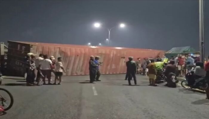 Truk Muatan Limbah Kertas Terguling di Flyover Kranji, Arus Lalu Lintas Tersendat