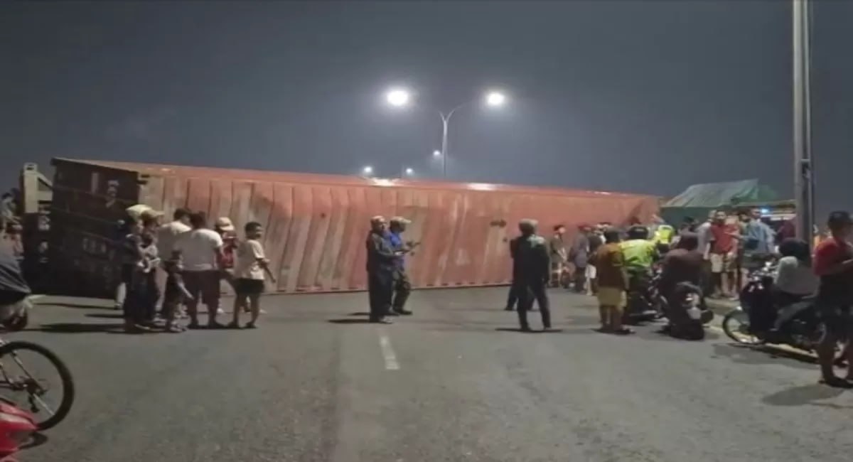 Truk Muatan Limbah Kertas Terguling di Flyover Kranji, Arus Lalu Lintas Tersendat