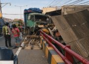 Truk Kontainer Seruduk Rumah dan Warung di Subang, Arus Kendaraan Terganggu