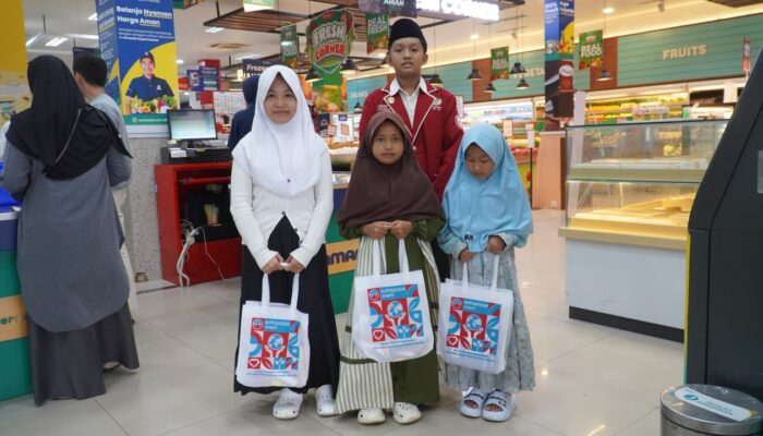 Muharram Fest 1448 H Jadi Ruang Belajar Empati, Santri Assyifa Dampingi Belanja Bareng Anak Yatim