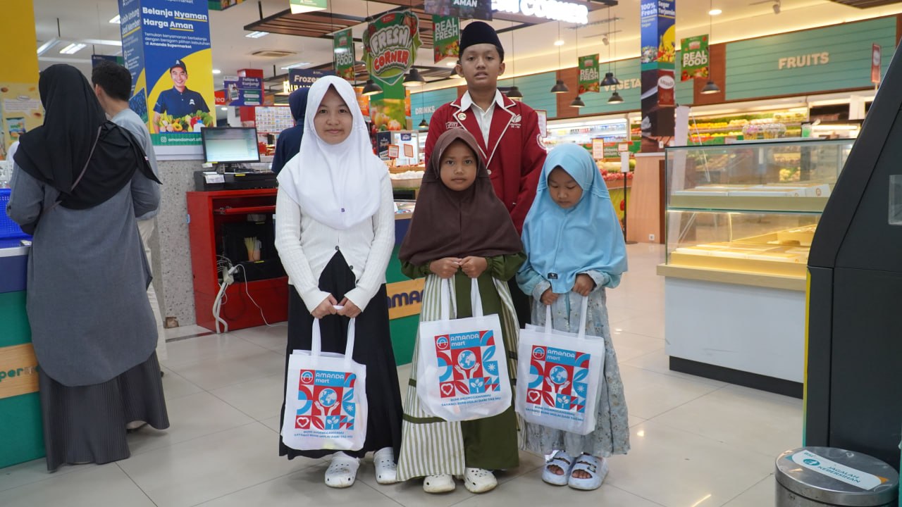 Muharram Fest 1448 H Jadi Ruang Belajar Empati, Santri Assyifa Dampingi Belanja Bareng Anak Yatim
