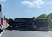 Diduga Sopir Mengantuk, Truk Towing Terbalik di Tol Cipali KM 117 Arah Jakarta