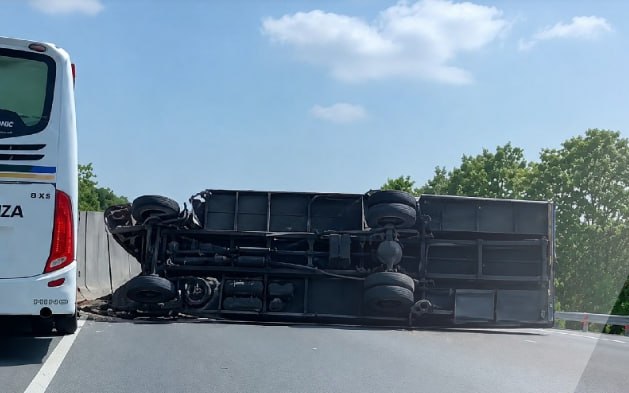 Diduga Sopir Mengantuk, Truk Towing Terbalik di Tol Cipali KM 117 Arah Jakarta