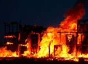 Gudang di Cakung Jakarta Timur Terbakar Hebat, Belasan Mobil Damkar Dikerahkan untuk Jinakkan Api