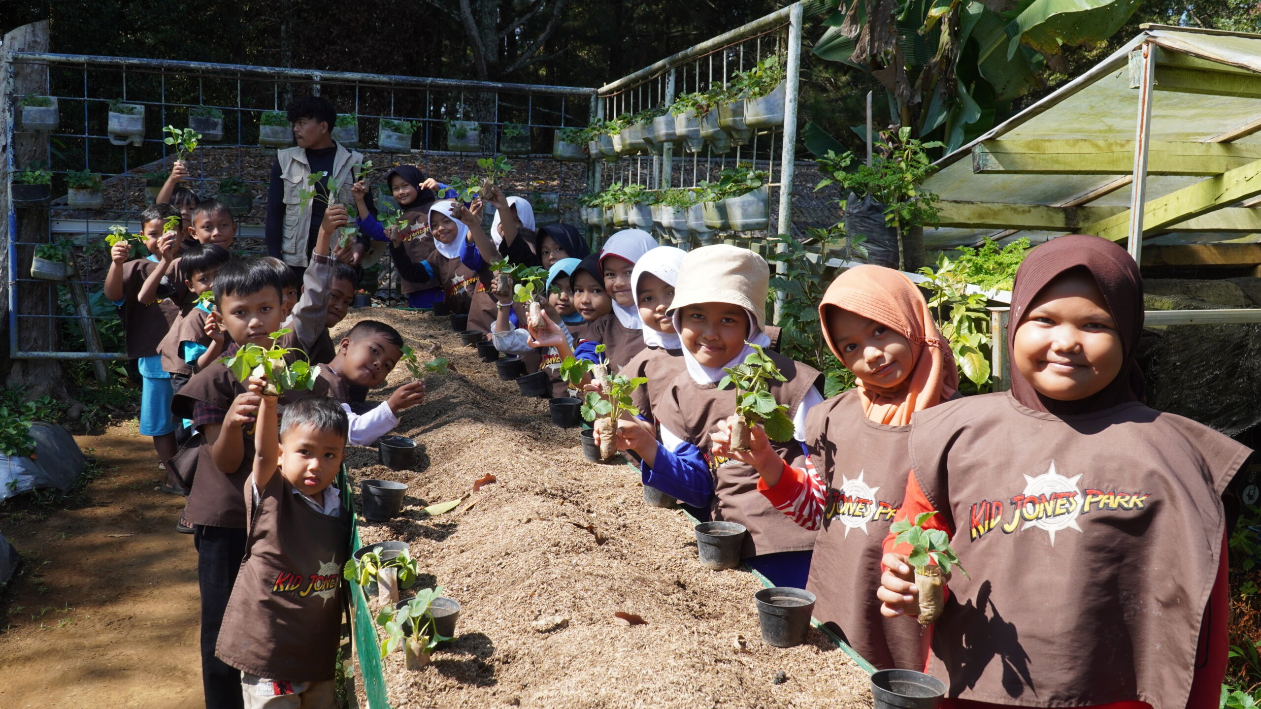 Muharram Fest 1448 H: Assyifa Peduli Ajak 100 Anak Yatim Berpetualang ke Sindang Reret Lembang 