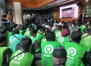 Ratusan Ojol Penuhi Pengadilan Tipikor, Ikuti Sidang Vonis Nadiem Makarim Lewat Layar Besar