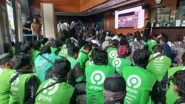 Ratusan Ojol Penuhi Pengadilan Tipikor, Ikuti Sidang Vonis Nadiem Makarim Lewat Layar Besar