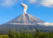 Gunung Semeru Erupsi 8x Sehari, Warga Diminta Waspadai Potensi Awan Panas dan Lahar