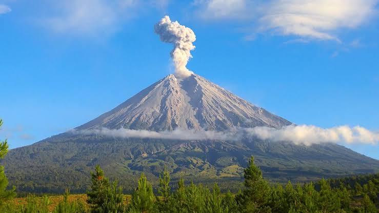 Gunung Semeru Erupsi 8x Sehari, Warga Diminta Waspadai Potensi Awan Panas dan Lahar