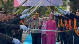 Resmi Bertugas, AKBP Andi Purwanto Disambut Prosesi Pedang Pora di Polres Subang