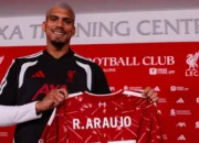 Rayuan Iraola Bikin Ronald Araujo Mantap Tinggalkan Barcelona untuk Liverpool
